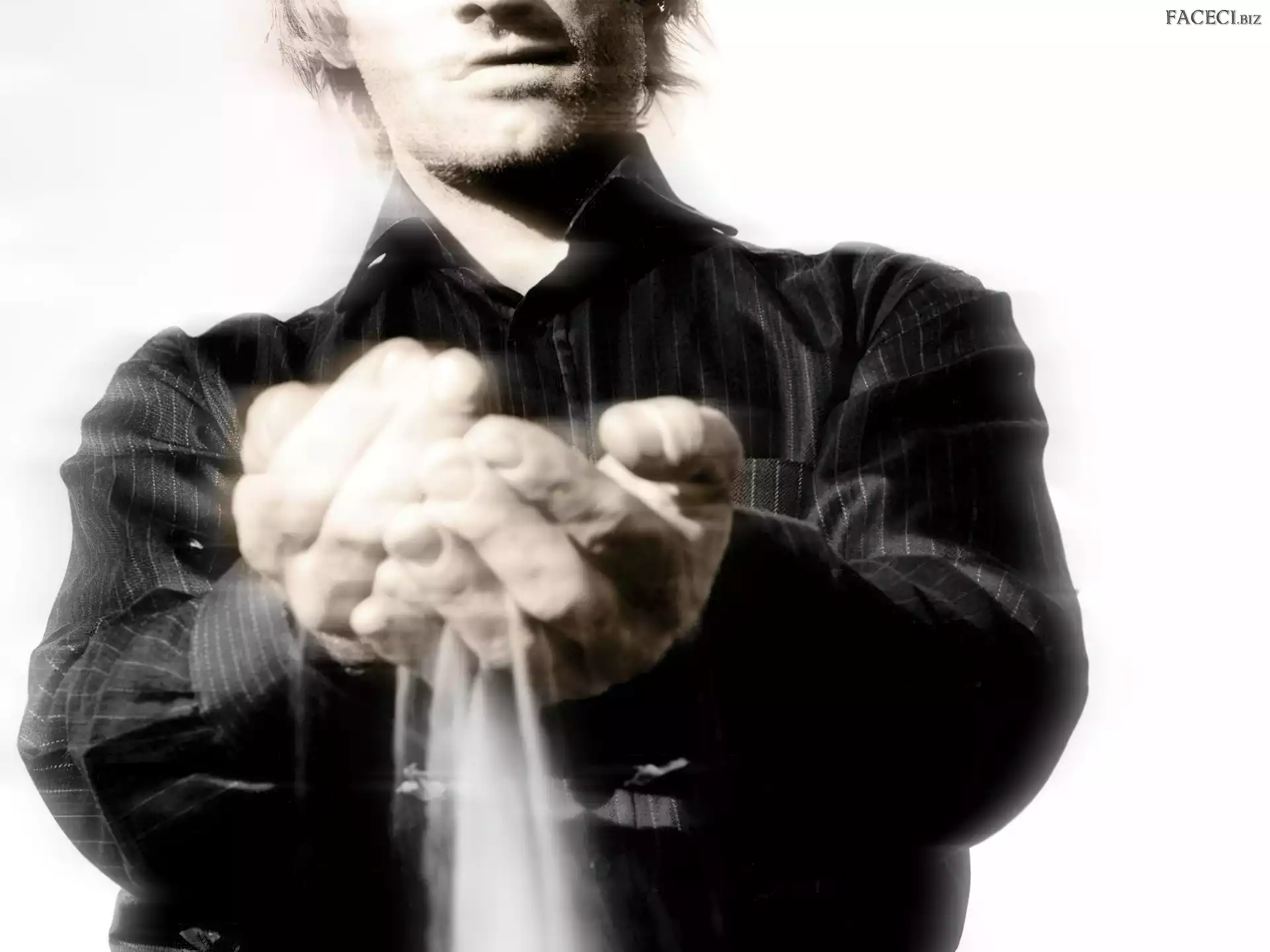 Viggo Mortensen, czarna koszula